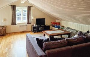 ein Wohnzimmer mit einem Sofa und einem Tisch in der Unterkunft 3 Bedroom Gorgeous Home In Sysslebck in Sysslebäck