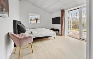 1 dormitorio blanco con 1 cama y 1 silla en Stunning Home In Melby With Kitchen, en Melby