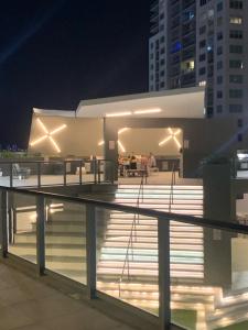 un bâtiment avec des lumières sur le toit la nuit dans l'établissement DOWNTOWN MIAMI, à Miami