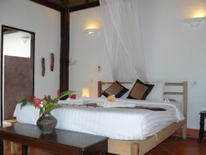 Un pat sau paturi într-o cameră la Mealea Resort