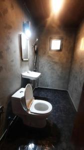 a bathroom with a toilet and a sink at Hug Doi Homestay in Ban Wo