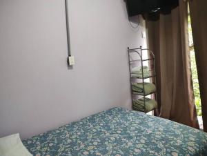 VeneciaにあるCabina en la montañaのベッドルーム1室(ベッド1台、枕付きの棚付)