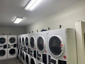 纽约Midtown Nest Loft Studio的洗衣房里的一排洗衣机
