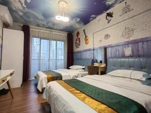a bedroom with two beds and a ceiling with a mural at Meiru Apartment Hotel Guangzhou Bolin Apartment in Guangzhou