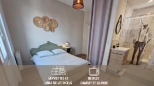 ein kleines Schlafzimmer mit einem Bett und einem Glastisch in der Unterkunft Promenades / 1 Chambre / Neuf in Roanne