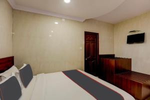 سرير أو أسرّة في غرفة في Capital O Hotel Yuvraj Signature