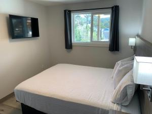 Postel nebo postele na pokoji v ubytování West Beach Suites
