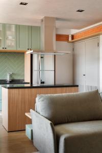 a living room with a couch and a kitchen at Outside Home Apto próx USP in Bauru +14 photos