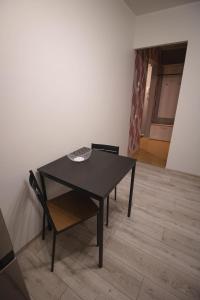 塔爾圖的住宿－Anne Apartment - 1 Bedroom + Balcony，一张黑桌子和两张椅子