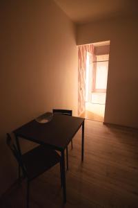 塔爾圖的住宿－Anne Apartment - 1 Bedroom + Balcony，窗户房间里一张桌子和一把椅子
