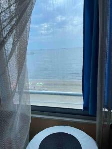ventana de baño con aseo y vistas al océano en Квартира на пляже, en Durrës