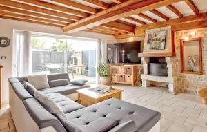 sala de estar con sofá y chimenea en Amazing Home In Ltang-bertrand With Outdoor Swimming Pool, en L'Etang-Bertrand