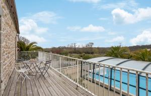 balcón con mesa y sillas y piscina en Amazing Home In Ltang-bertrand With Outdoor Swimming Pool, en L'Etang-Bertrand