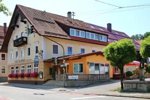 a building on the corner of a street at Apartment im Pfaffenwinkel Nähe Alpen und München in Peiting