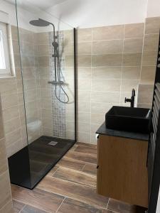 a bathroom with a shower and a sink at Grain de sable, les pieds dans l'eau in Cavalaire-sur-Mer