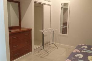 One bedroom Executive Apartment - 8 في سوفا: غرفة نوم بسرير وخزانة ومرآة