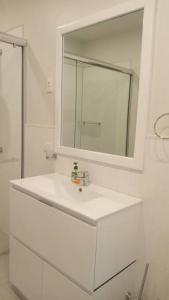 One bedroom Executive Apartment - 8 في سوفا: حمام أبيض مع حوض ومرآة