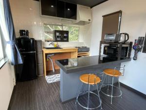 伊東市にあるJ-HOUSEのキッチン(カウンター、バースツール2つ付)