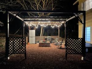 伊東市にあるJ-HOUSEの夜間の裏庭灯台