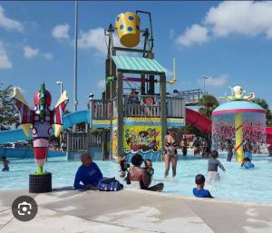 eine Gruppe von Kindern, die in einem Wasserpark spielen in der Unterkunft LYZ Miami Airport in Miami