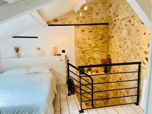 una camera con due letti e un muro di pietra di Maisonette duplex - Tout equipé - Matelas haute qualité a Marly-le-Roi