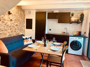 un soggiorno con tavolo e divano blu di Maisonette duplex - Tout equipé - Matelas haute qualité a Marly-le-Roi