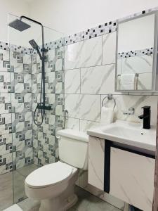 La salle de bains est pourvue de toilettes, d'un lavabo et d'un miroir. dans l'établissement City suite Apartment 1 Cabrera, à Cabrera