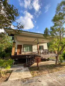 een klein huis met een veranda en een balkon bij Brown Andaman Krabi in Krabi town