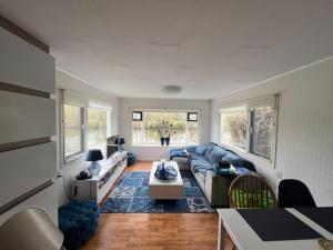 uma sala de estar com um sofá e uma mesa em Experience what peace is like in this chalet em Ooltgensplaat