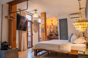 a bedroom with a large bed and a bathroom at Kim in Cartagena de Indias