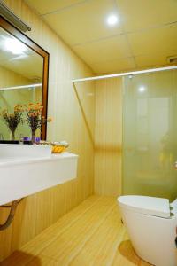 a bathroom with a toilet and a sink and a mirror at Duyên's Homestay - Căn hộ Sơn Thịnh 1 in Vung Tau +148 photos