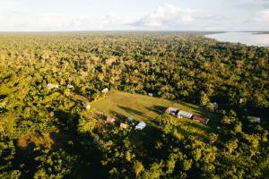 una vista aérea de una granja en medio de un campo en Buchisapa Lodge, en Iquitos