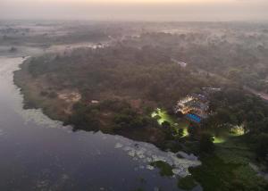 Vue aérienne d'une maison sur une île dans l'eau dans l'établissement Thimbiri Wewa Resort Wilpattu, à Wilpattu