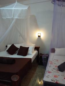 Cette chambre comprend 2 lits et une fenêtre. dans l'établissement Eco Pavilion, à Sigirîya