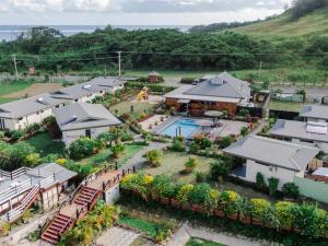SigatokaSeatiki Resort Fiji的带泳池的度假村的鸟瞰图