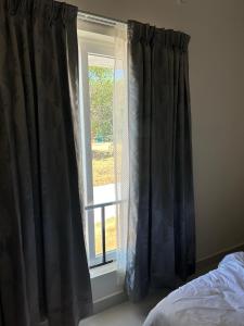 Postel nebo postele na pokoji v ubytování Sapphire Stayss