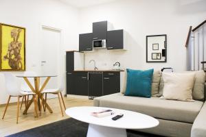 una sala de estar con un sofá y una mesa en Sorelle Costa apartments, en Caserta 50 fotos más