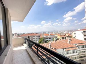 einen Balkon mit Stadtblick in der Unterkunft 110-Peaceful in Ankara