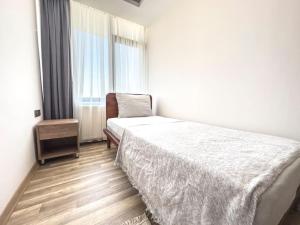 ein Schlafzimmer mit einem Bett, einem Stuhl und einem Fenster in der Unterkunft 110-Peaceful in Ankara