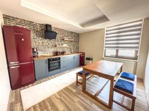 eine Küche mit einem Holztisch und einem roten Kühlschrank in der Unterkunft 110-Peaceful in Ankara