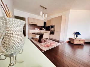 eine Küche mit einem Tisch und Stühlen im Zimmer in der Unterkunft Room 1 Salina Seaview Retreat in Naxxar