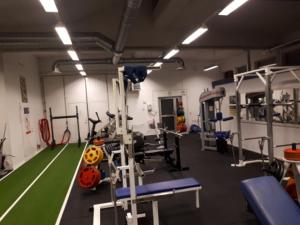 a room with a gym with equipment in it at Smålandsstenar hotell in Smålandsstenar