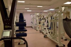einen Fitnessraum mit einer Reihe von Laufbändern und Maschinen in der Unterkunft Smålandsstenar hotell in Smålandsstenar