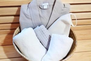 a basket filled with white socks on a wooden floor at プライベートサウナがあるGuestHouseレビッキ【水上駅】より徒歩10分【水上IC】より車7分 in Minakami