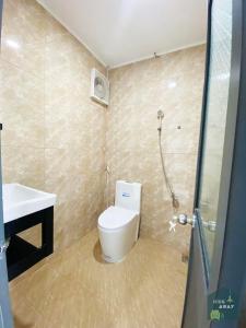 ein Bad mit einem WC, einem Waschbecken und einer Dusche in der Unterkunft Hide Away Apartment in Ấp Phú Lợi
