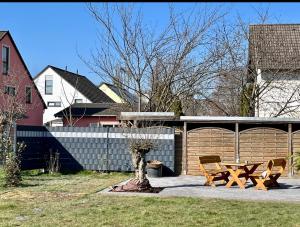 a backyard with a picnic table and a fence at Pension zum Ahrblick in Sinzig