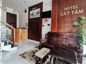 eine Lobby mit einer Couch und einer Hotelkatzenbahn in der Unterkunft Cát Tâm Hotel in Quy Nhon