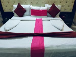 Postel nebo postele na pokoji v ubytování Surya Palace Noida