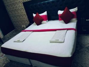 Postel nebo postele na pokoji v ubytování Surya Palace Noida