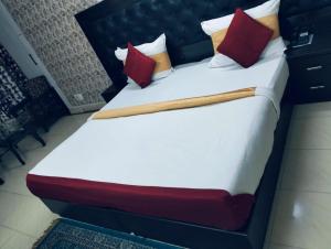 Postel nebo postele na pokoji v ubytování Surya Palace Noida